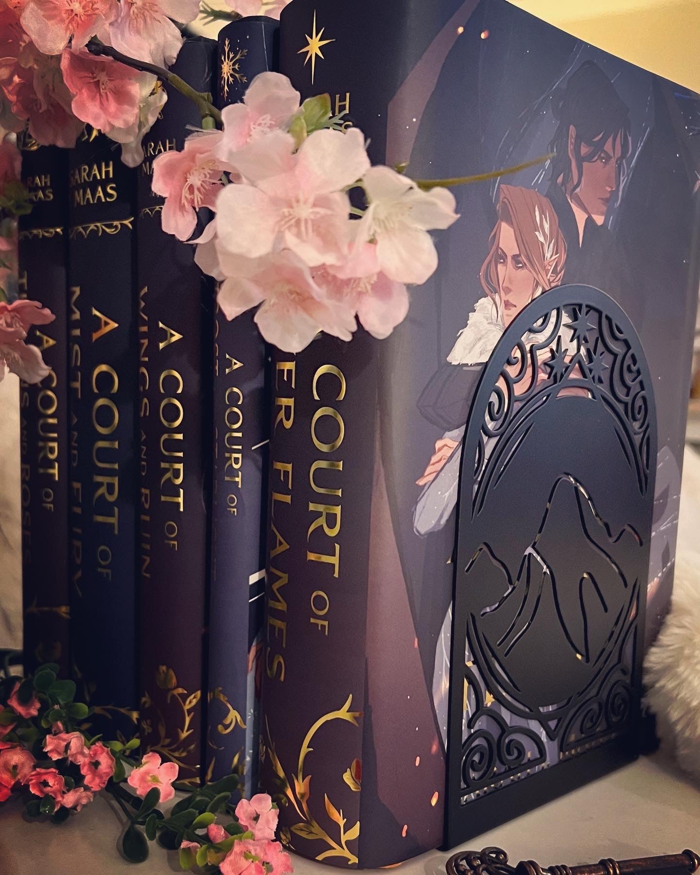 Licensed - A Court of Thorns and Roses: Velaris | Bookend